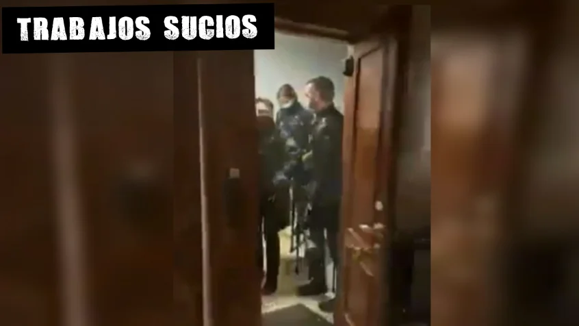 Momento en el que los agentes acceden a la vivienda