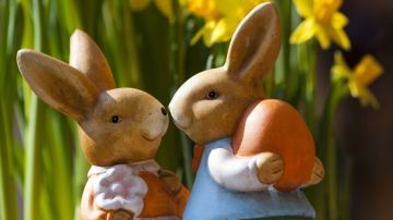 Una figura de dos conejos de Pascua, típicos de la Semana Santa
