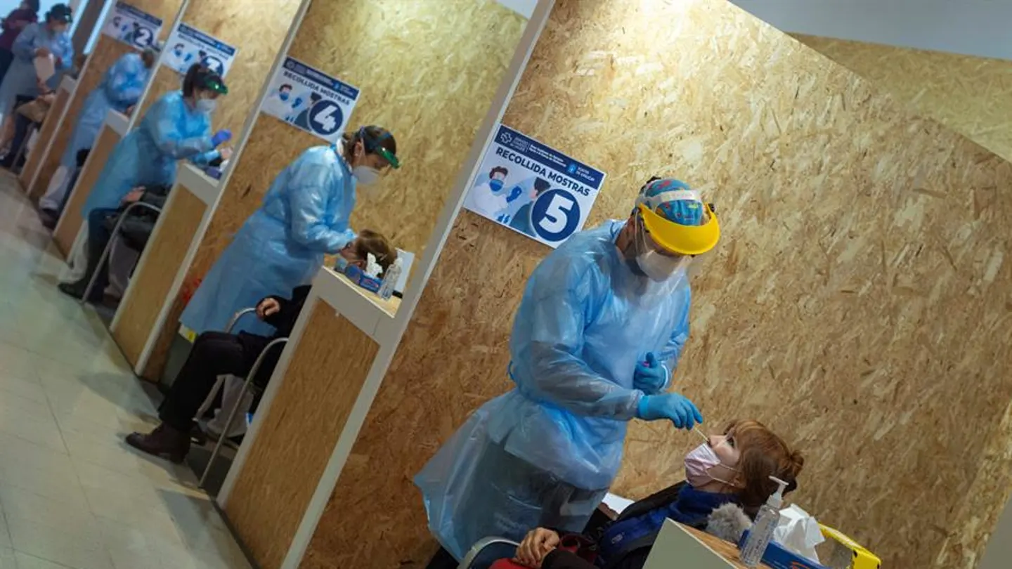 Varios trabajadores sanitarios realizan una prueba PCR (Archivo) Varios trabajadores sanitarios realizan una prueba PCR (Archivo)