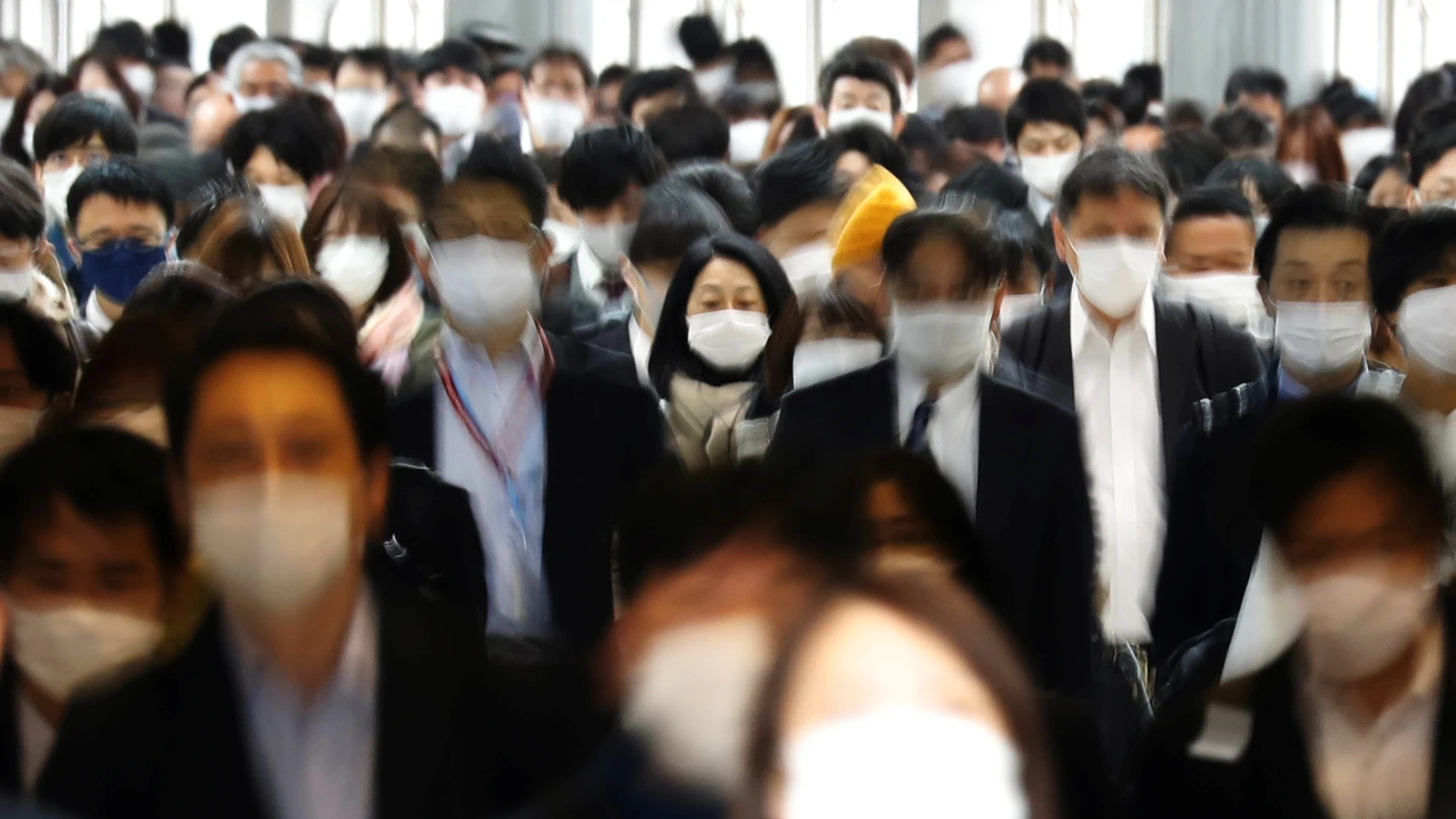 Una multitud de personas pasea por Tokio Una multitud de personas pasea por Tokio