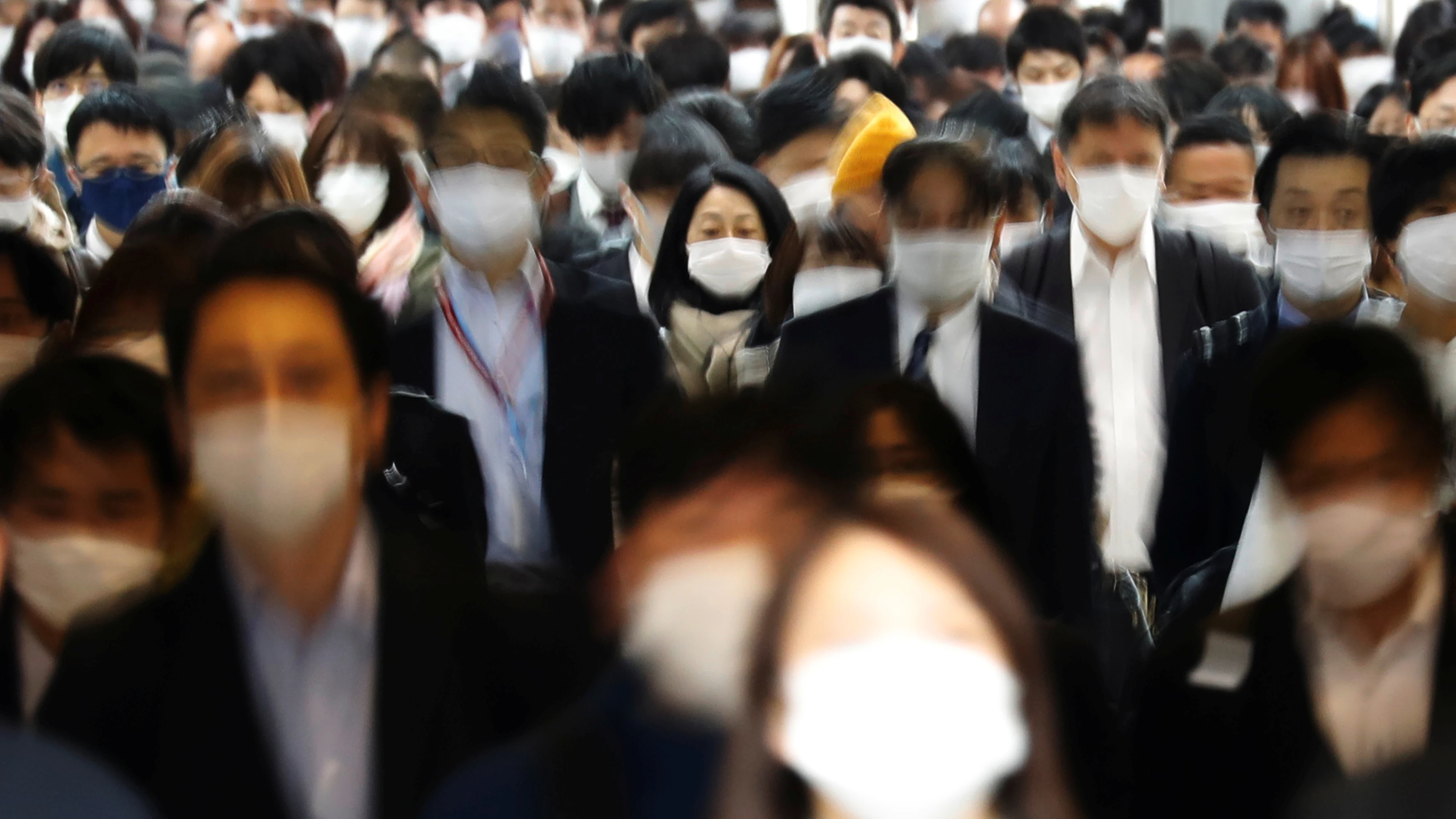 Una multitud de personas pasea por Tokio