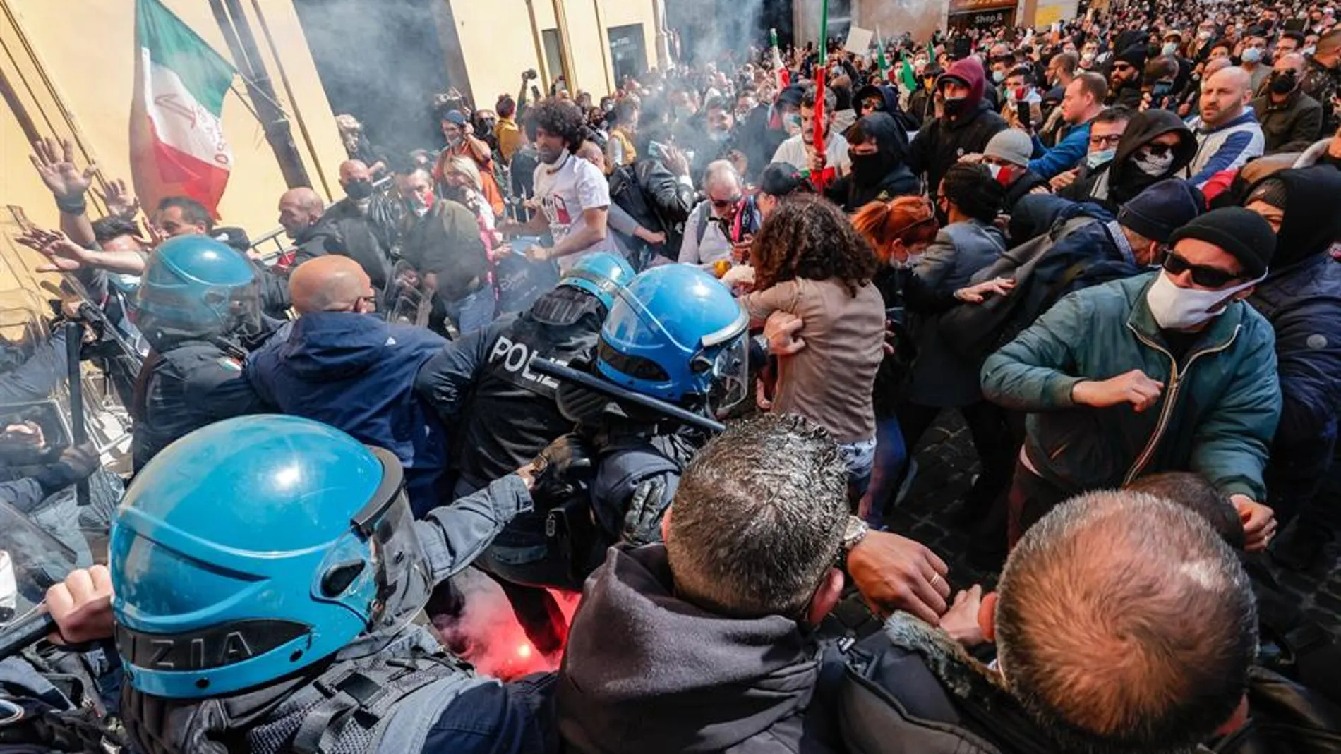 Choques entre Policía y manifestantes en Roma