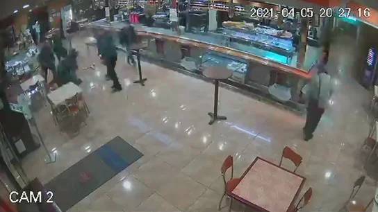 El angustioso momento en que la Guardia Civil auxilia a una mujer que se atragantó con un bocadillo El angustioso momento en que la Guardia Civil auxilia a una mujer que se atragantó con un bocadillo