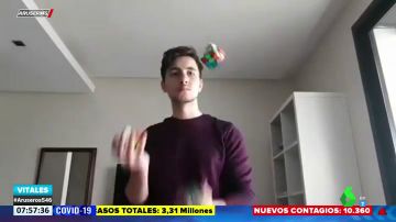 La sorprendente habilidad de un joven que resuelve cubos de rubik mientras hace malabares