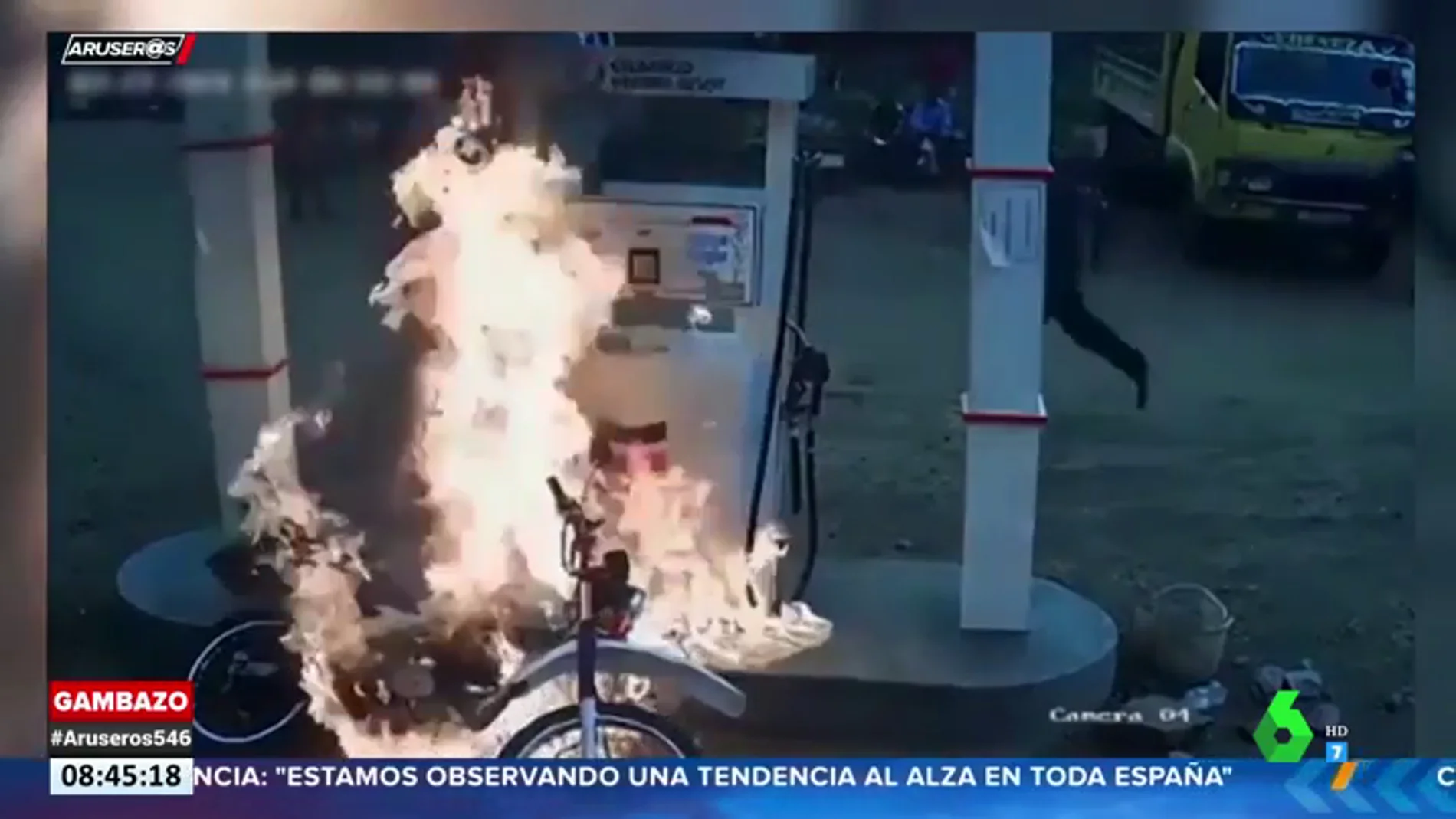 El momento en el que una moto arde en una gasolinera cuando sus dueños estaban repostando