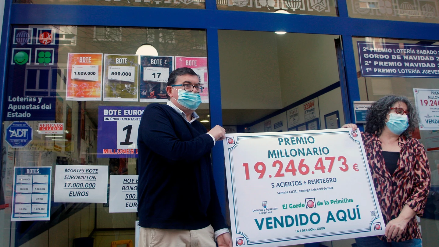 Los dueños de la Administración de Lotería número 3 de Gijón celebran que han vendido el boleto premiado con 19 millones de euros Los dueños de la Administración de Lotería número 3 de Gijón celebran que han vendido el boleto premiado con 19 millones de euros