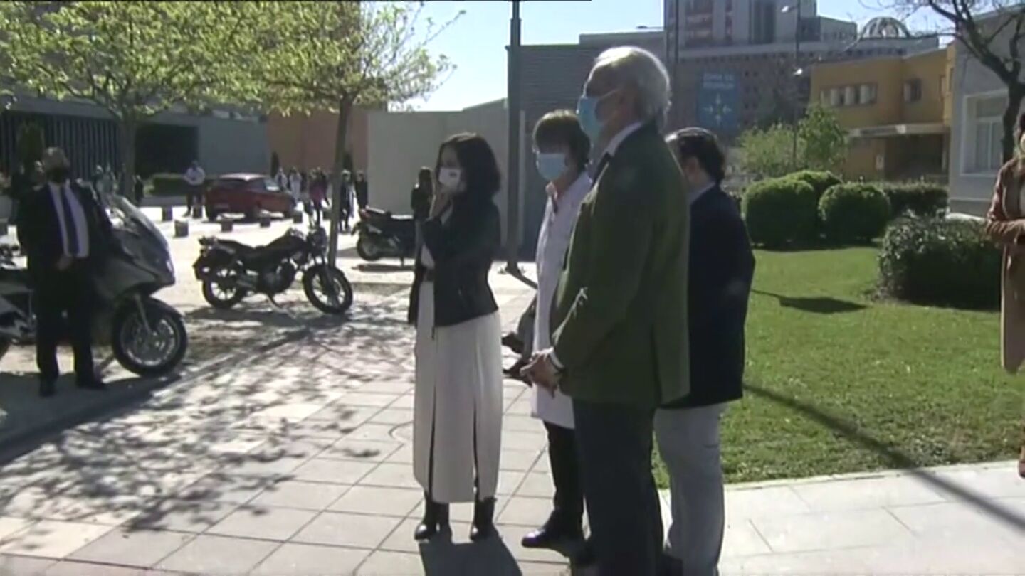 Dos ciudadanas reprochan a Ayuso su gesti&oacute;n sanitaria durante una visita al 12 de Octubre: "Estoy desatendida"