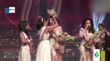El polémico momento en el que arrebatan la corona a Miss Sri Lanka tras descubrir que está divorciada