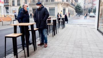 Clientes en la terraza de un bar .