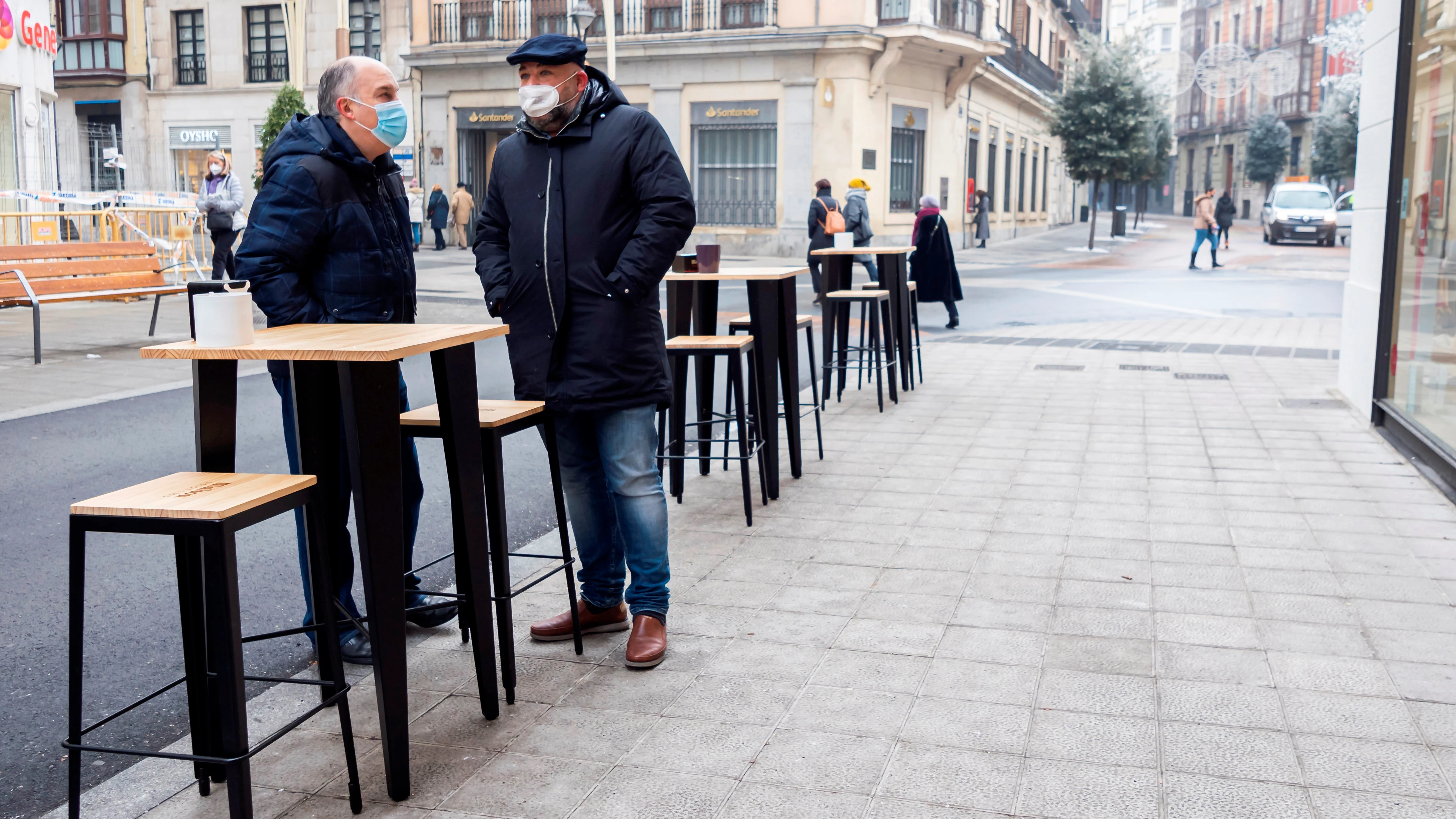 Dos personas en la terraza de un bar.