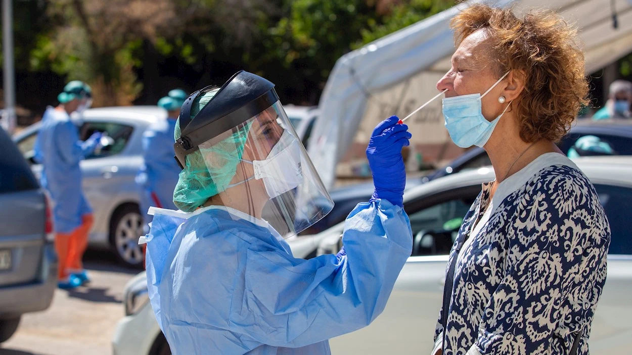 Una sanitaria realizando una prueba PCR