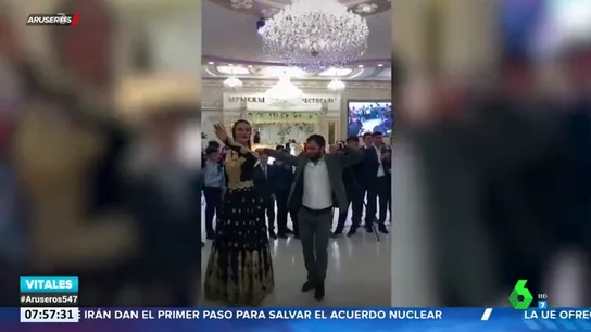 Así es la sorprendente coreografía de una bailarina que parece estar levitando Así es la sorprendente coreografía de una bailarina que parece estar levitando