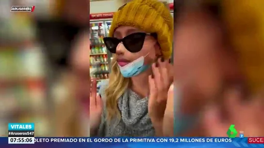 Una joven se hace viral al utilizar una mascarilla que simula ser su boca y su nariz Una joven se hace viral al utilizar una mascarilla que simula ser su boca y su nariz
