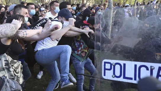 La Policía Nacional ha cargado contra los manifestantes congregados en Vallecas para protestar por el acto de precampaña de Vox La Policía Nacional ha cargado contra los manifestantes congregados en Vallecas para protestar por el acto de precampaña de Vox