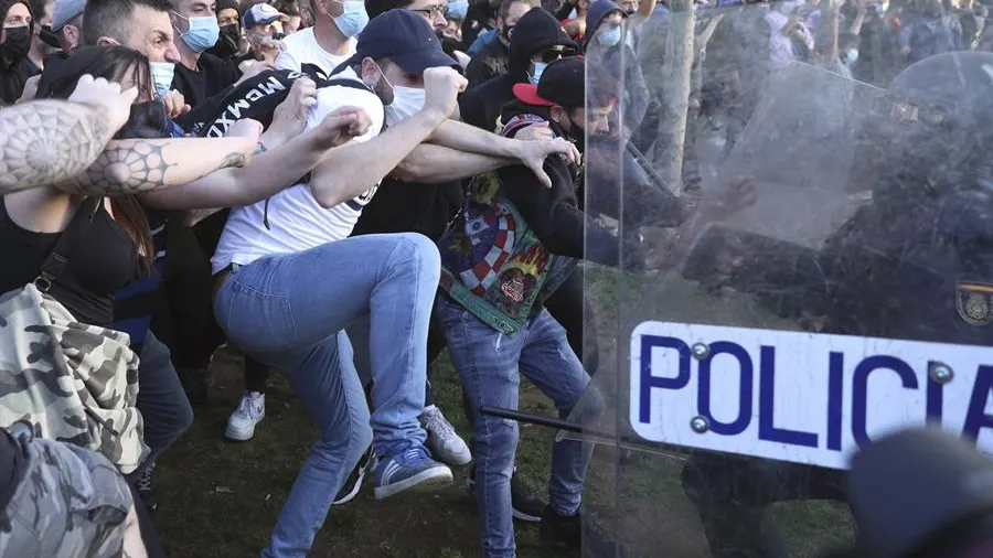 La Policía Nacional ha cargado contra los manifestantes congregados en Vallecas para protestar por el acto de precampaña de Vox