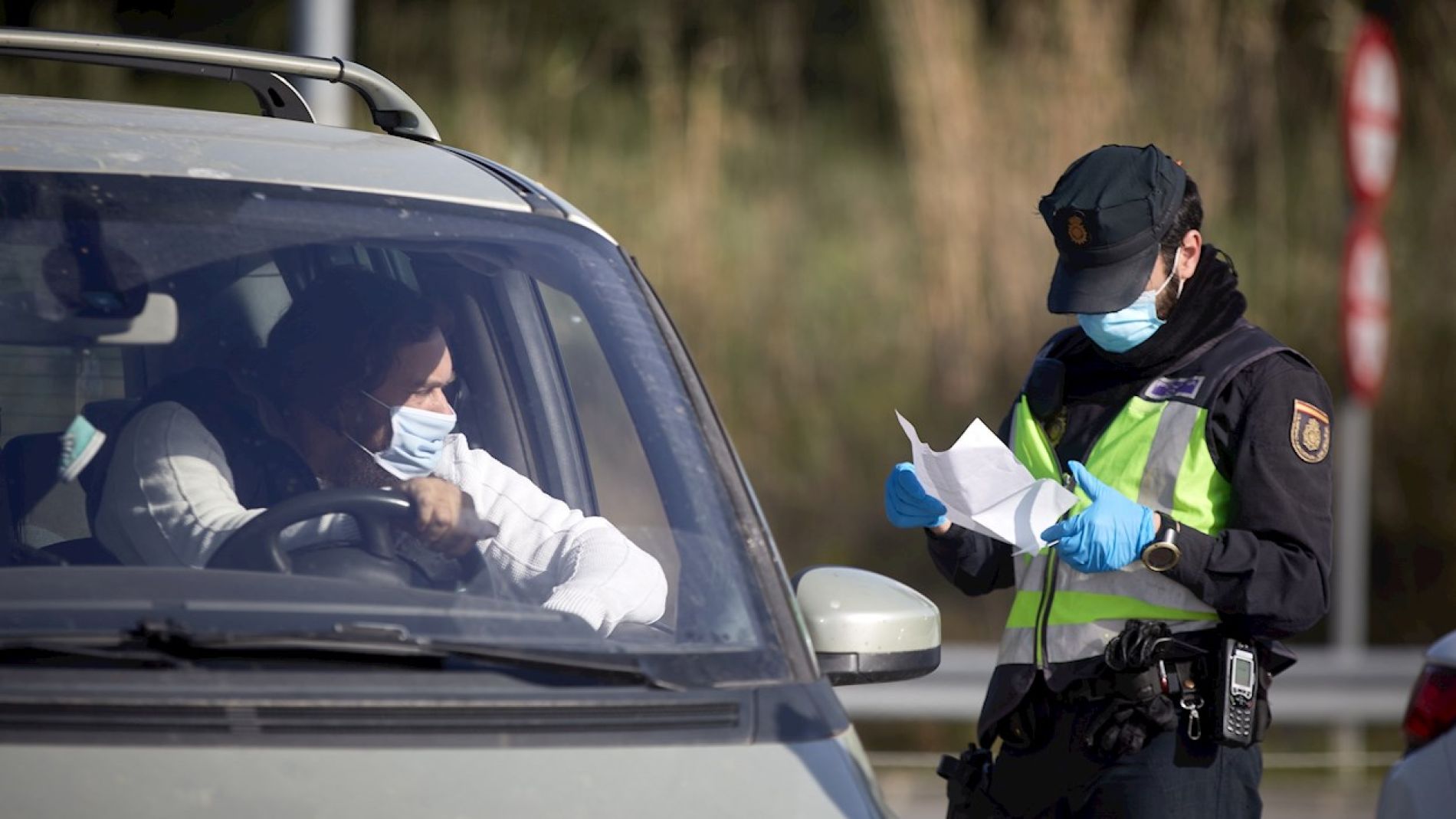 Una imagen de archivo en la que un hombre muestra los papeles de su coche a un agente