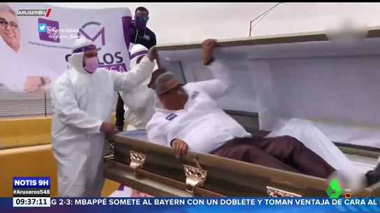 Un político mexicano arranca la campaña saliendo de un ataúd y escoltado por un coche fúnebre Un político mexicano arranca la campaña saliendo de un ataúd y escoltado por un coche fúnebre