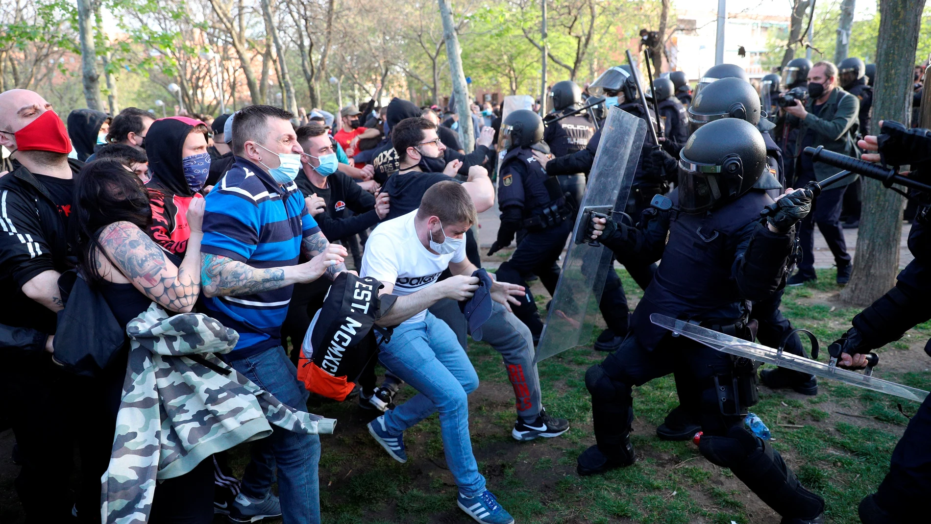 La Policía Nacional ha cargado contra los manifestantes congregados en Vallecas para protestar por el acto de precampaña de Vox