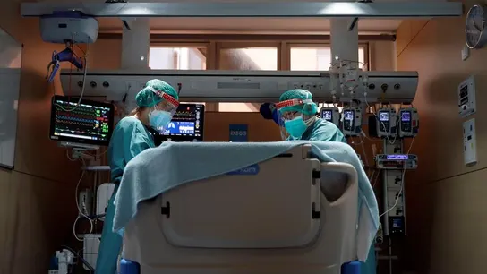 Sanitarios trabajan en la UCI del Vall d'Hebron Sanitarios trabajan en la UCI del Vall d'Hebron