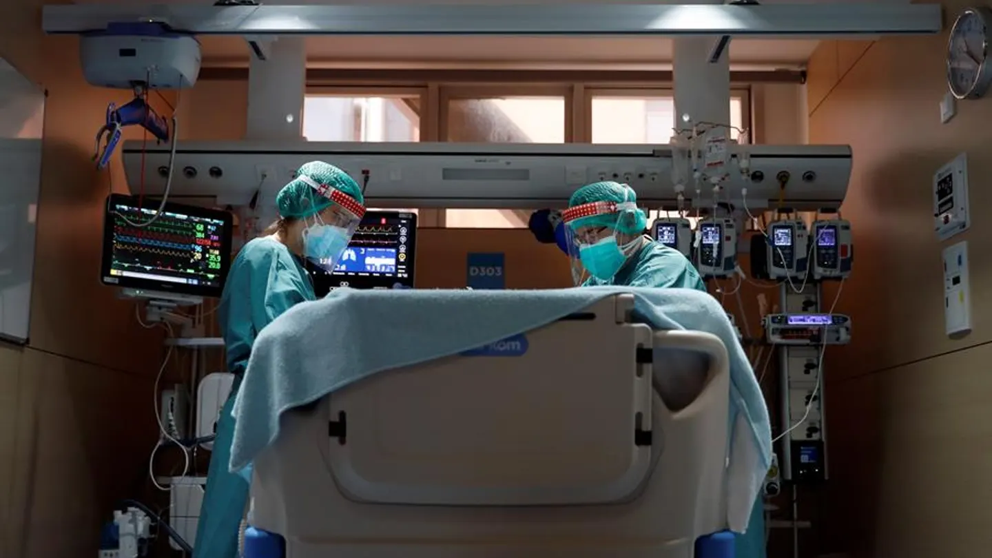 Sanitarios trabajan en la UCI del Vall d'Hebron Sanitarios trabajan en la UCI del Vall d'Hebron