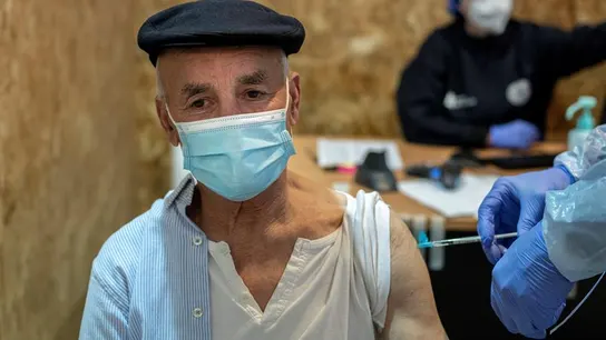 Un hombre recibe la vacuna de Pfizer durante la campaña de vacunación masiva Un hombre recibe la vacuna de Pfizer durante la campaña de vacunación masiva