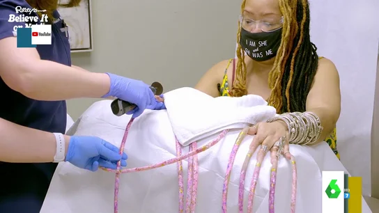 El momento en el que la mujer con las uñas más largas del mundo se las corta después de 27 años El momento en el que la mujer con las uñas más largas del mundo se las corta después de 27 años
