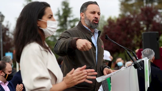El líder de VOX, Santiago Abascal (d), en el acto de presentación de la candidatura de Rocío Monasterio en Puente de Vallecas. El líder de VOX, Santiago Abascal (d), en el acto de presentación de la candidatura de Rocío Monasterio en Puente de Vallecas.