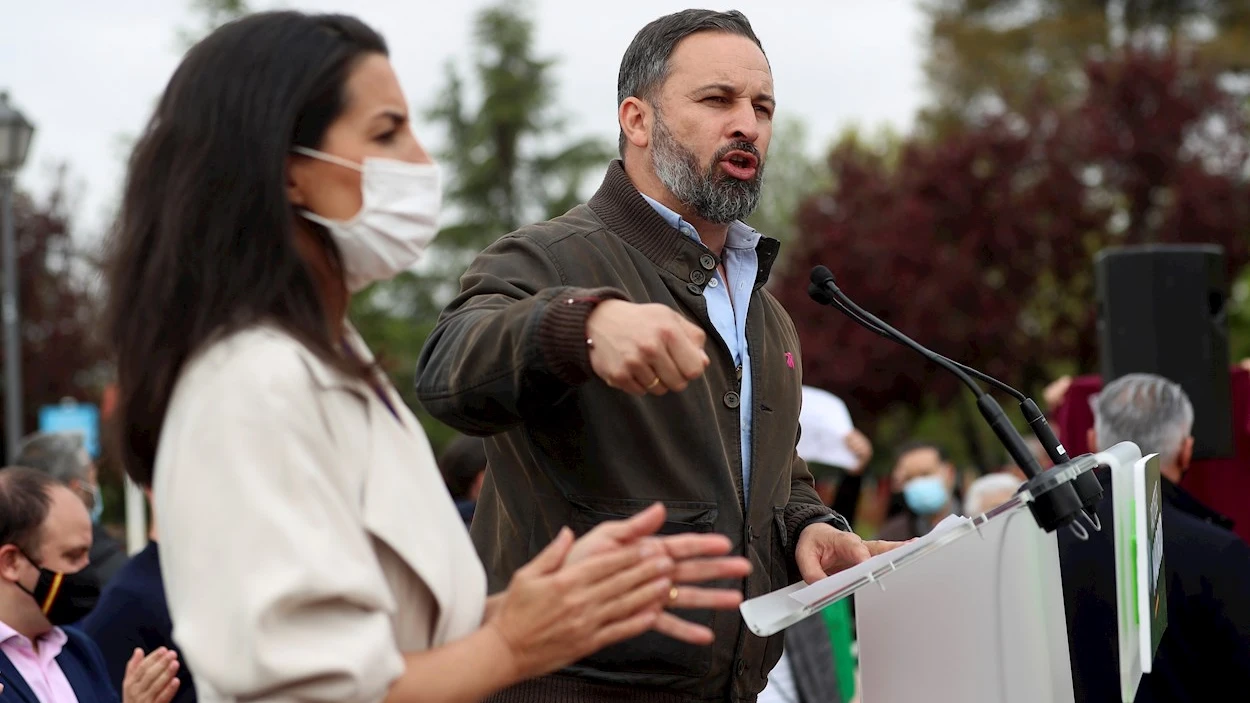 El líder de VOX, Santiago Abascal (d), en el acto de presentación de la candidatura de Rocío Monasterio en Puente de Vallecas.