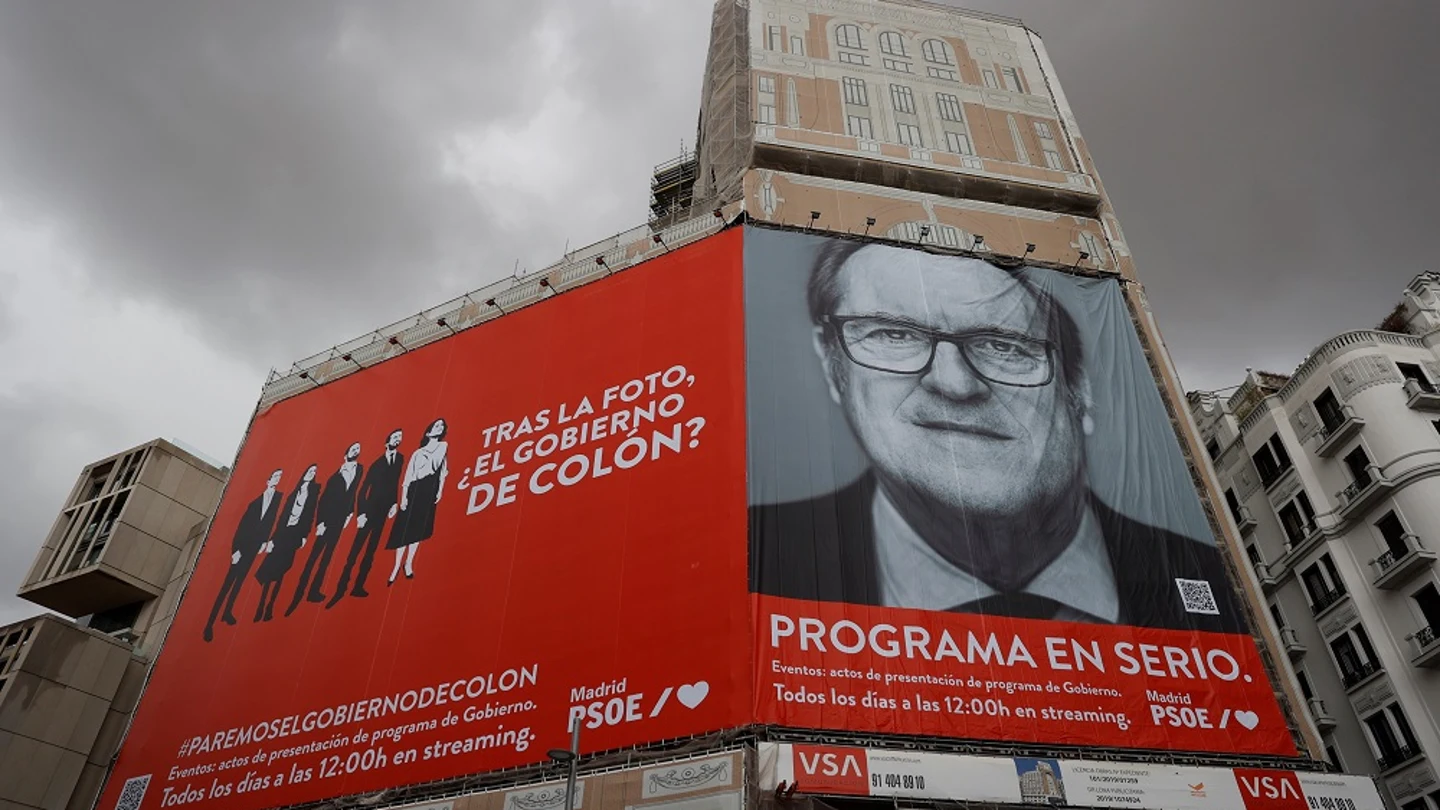 Imagen de la lona gigante de Gabilondo en Callao Imagen de la lona gigante de Gabilondo en Callao