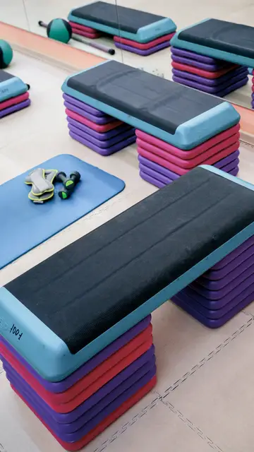 Varios steps con diferentes alturas para hacer ejercicios aeróbicos Varios steps con diferentes alturas para hacer ejercicios aeróbicos