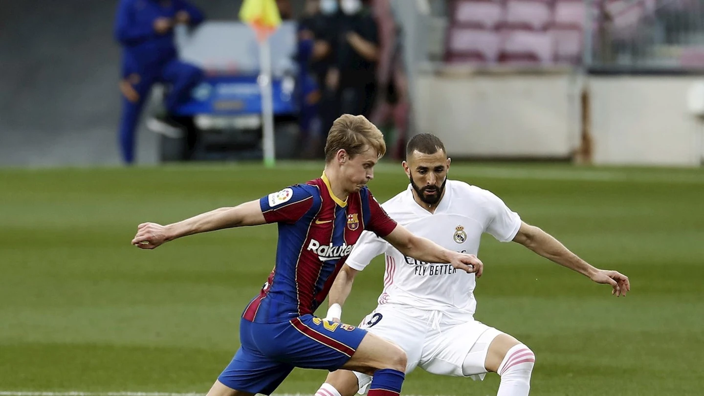 Benzema y De Jong luchan por la pelota en un Barcelona - Real Madrid Benzema y De Jong luchan por la pelota en un Barcelona - Real Madrid