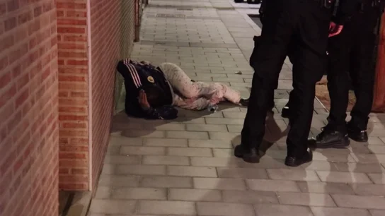 Captura del momento en el que la víctima es atendida por los agentes Apuñalamiento Alicante