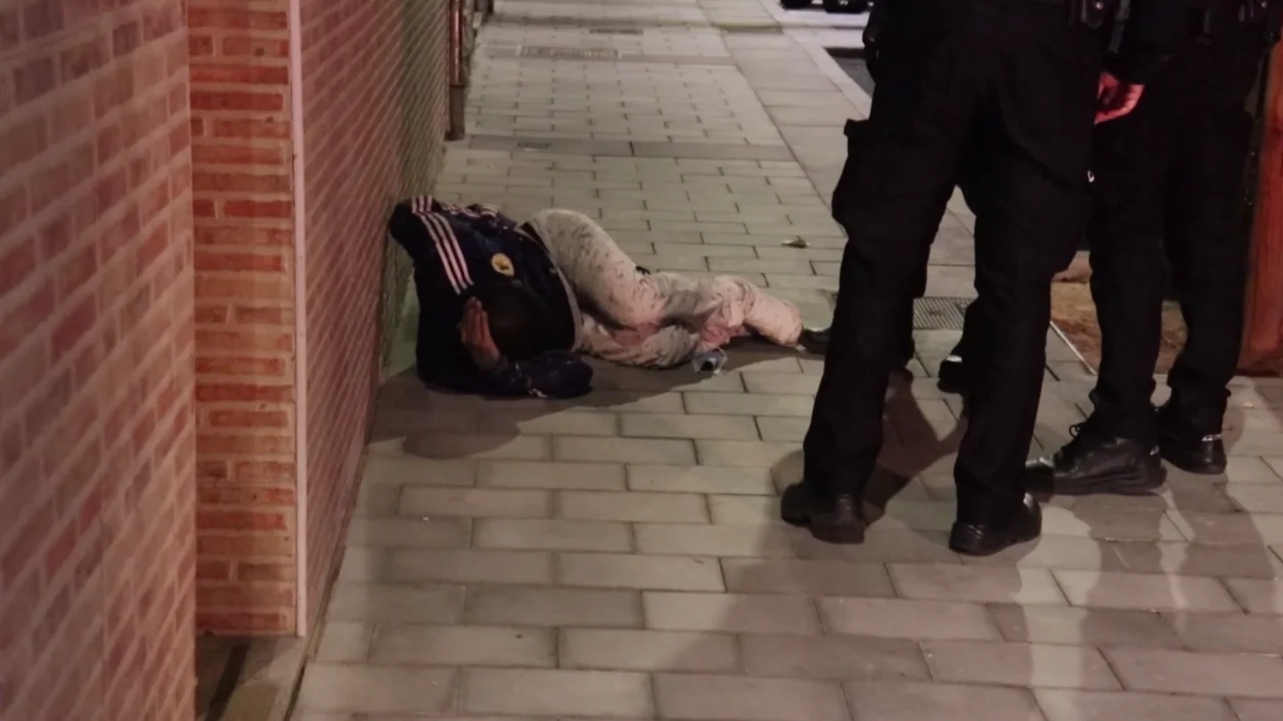 Captura del momento en el que la víctima es atendida por los agentes Apuñalamiento Alicante