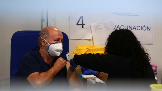 Un hombre recibe la vacuna de AstraZeneca Un hombre recibe la vacuna de AstraZeneca