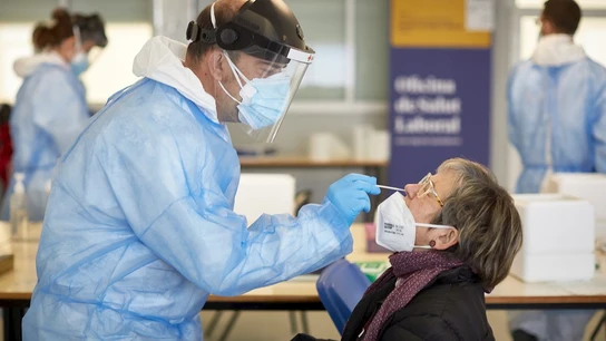 Un sanitario realiza una prueba PCR Un sanitario realiza una prueba PCR