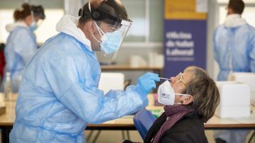 Un sanitario realiza una prueba PCR