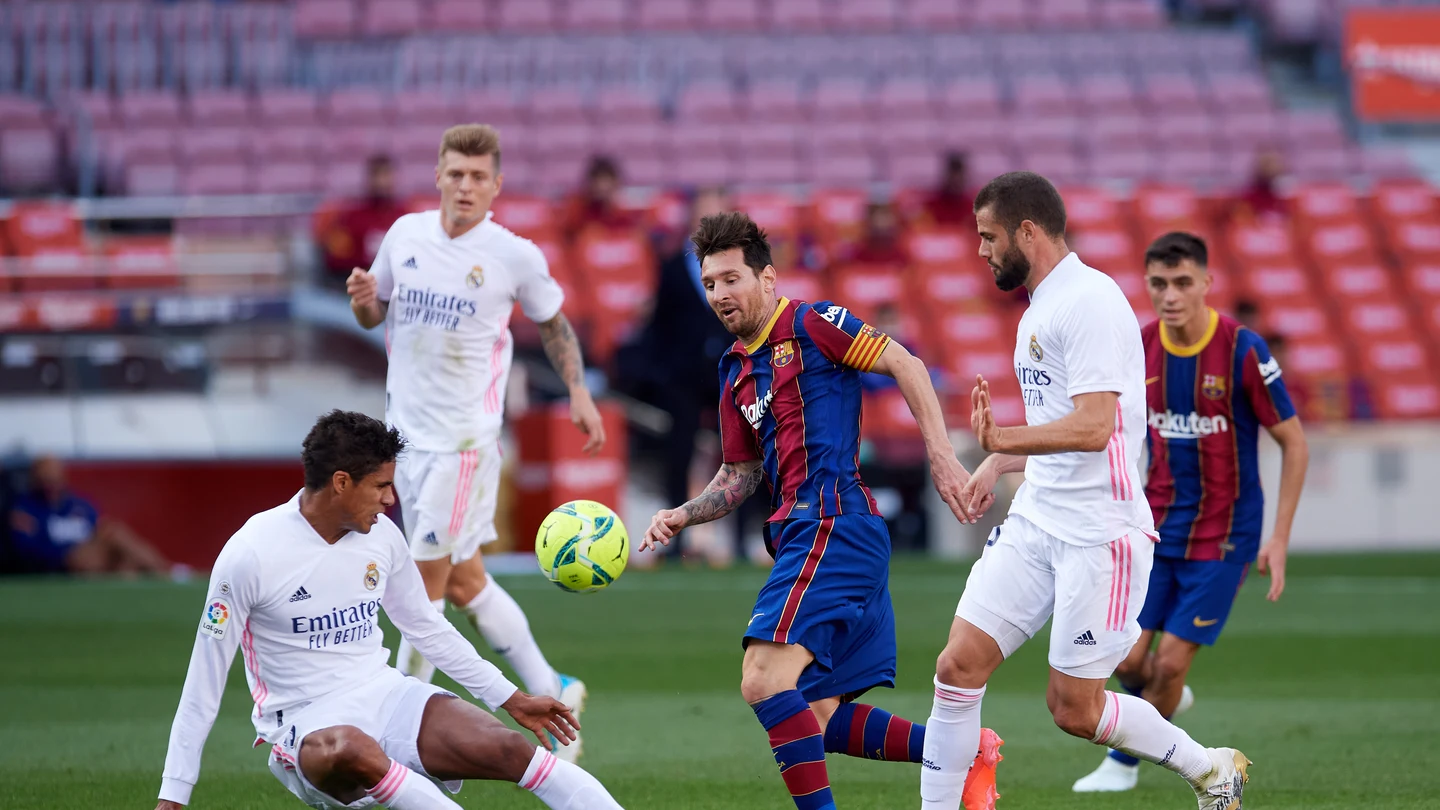 Leo Messi, rodeado por tres jugadores del Real Madrid durante un lance del último Clásico Leo Messi, rodeado por tres jugadores del Real Madrid durante un lance del último Clásico