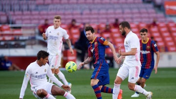 Leo Messi, rodeado por tres jugadores del Real Madrid durante un lance del último Clásico