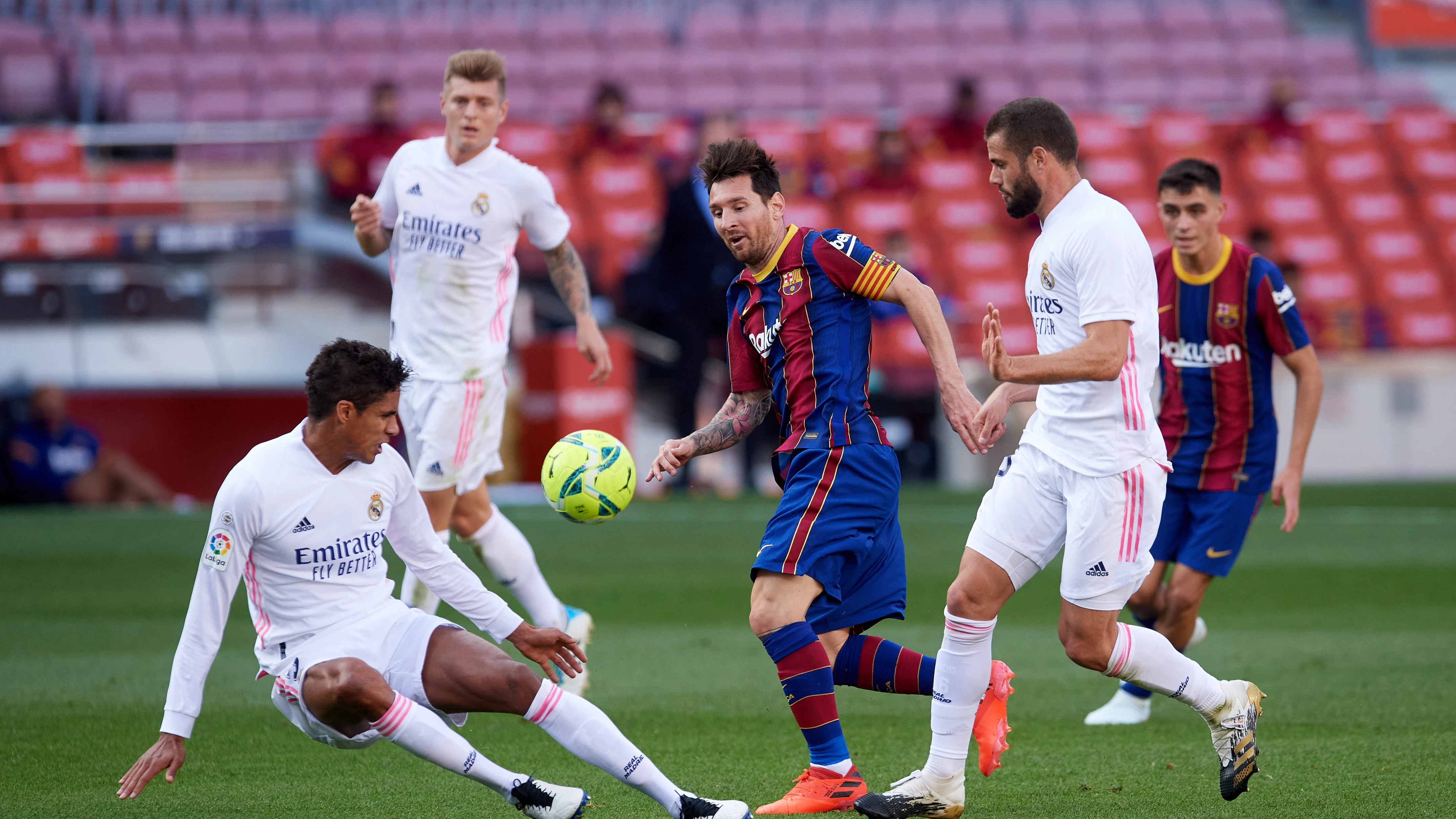 Leo Messi, rodeado por tres jugadores del Real Madrid durante un lance del último Clásico