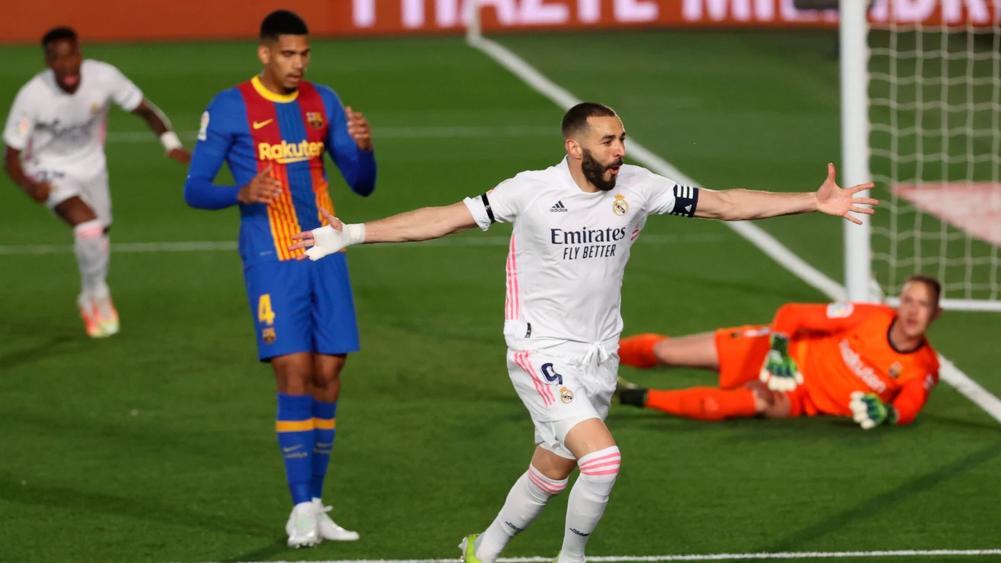 Benzema celebra el primer gol del Real Madrid ante el Barça en el partido Benzema celebra el primer gol del Real Madrid ante el Barça en el partido