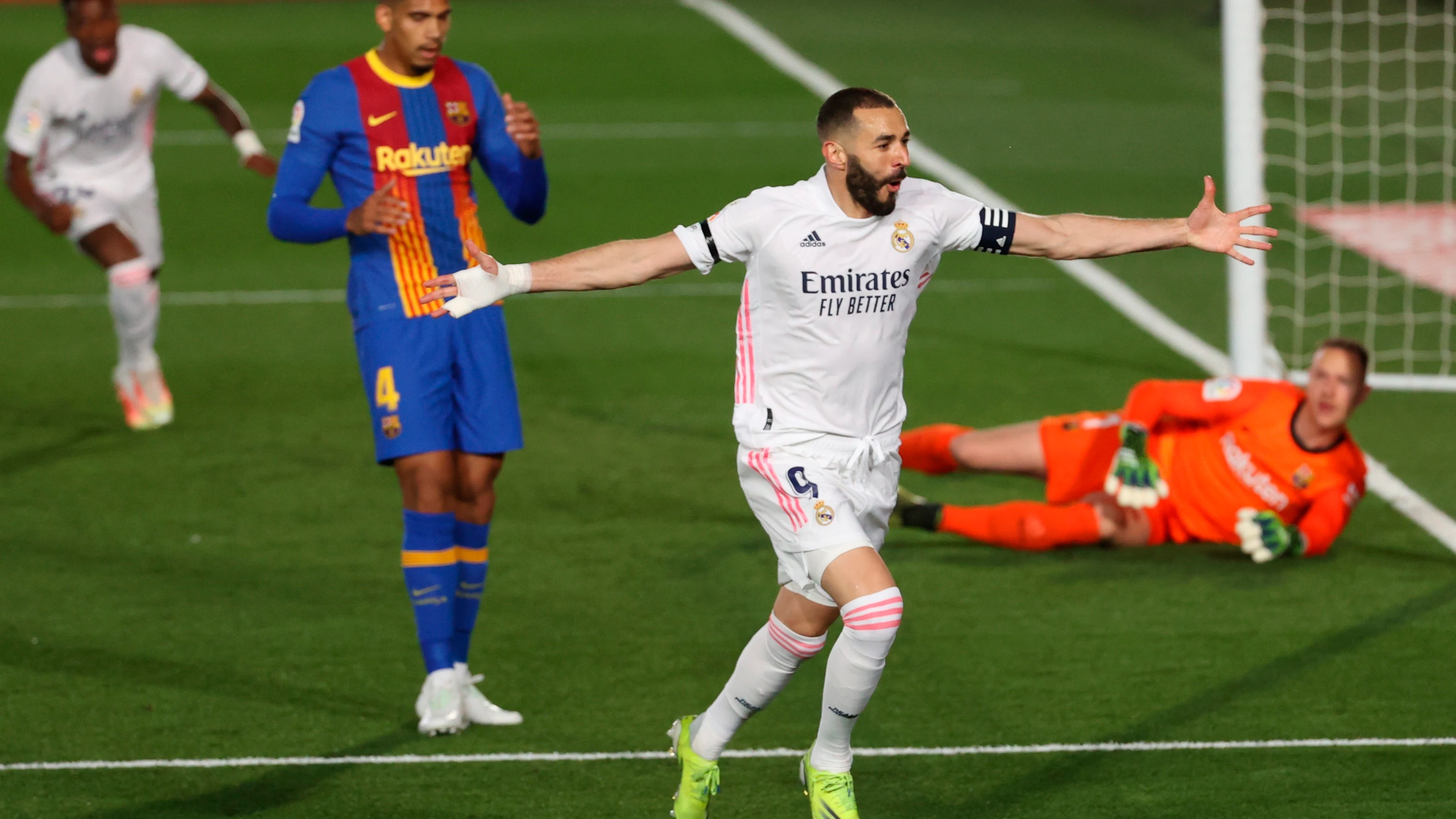 Benzema celebra el primer gol del Real Madrid ante el Barça en el partido