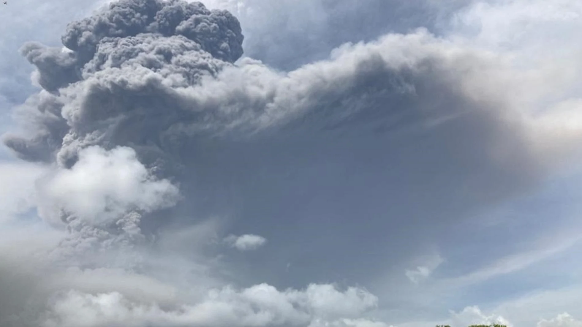 Erupción de un volcán en San Vicente