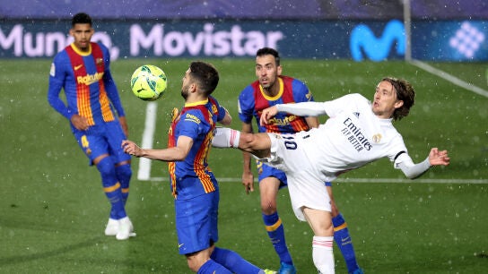 Jordi Alba y Luka Modric pujan por un bal&oacute;n durante el Cl&aacute;sico