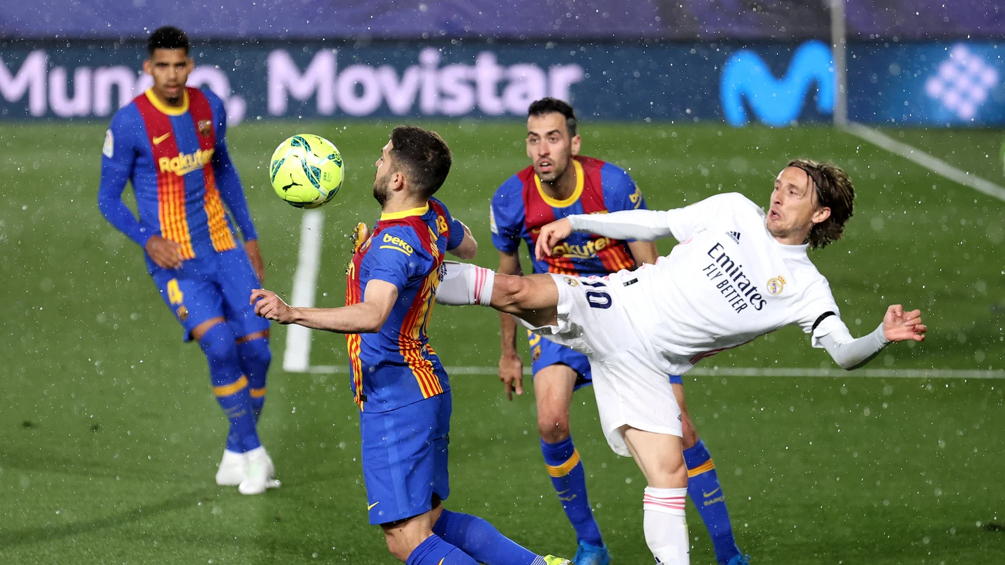 Jordi Alba y Luka Modric pujan por un balón durante el Clásico Jordi Alba y Luka Modric pujan por un balón durante el Clásico