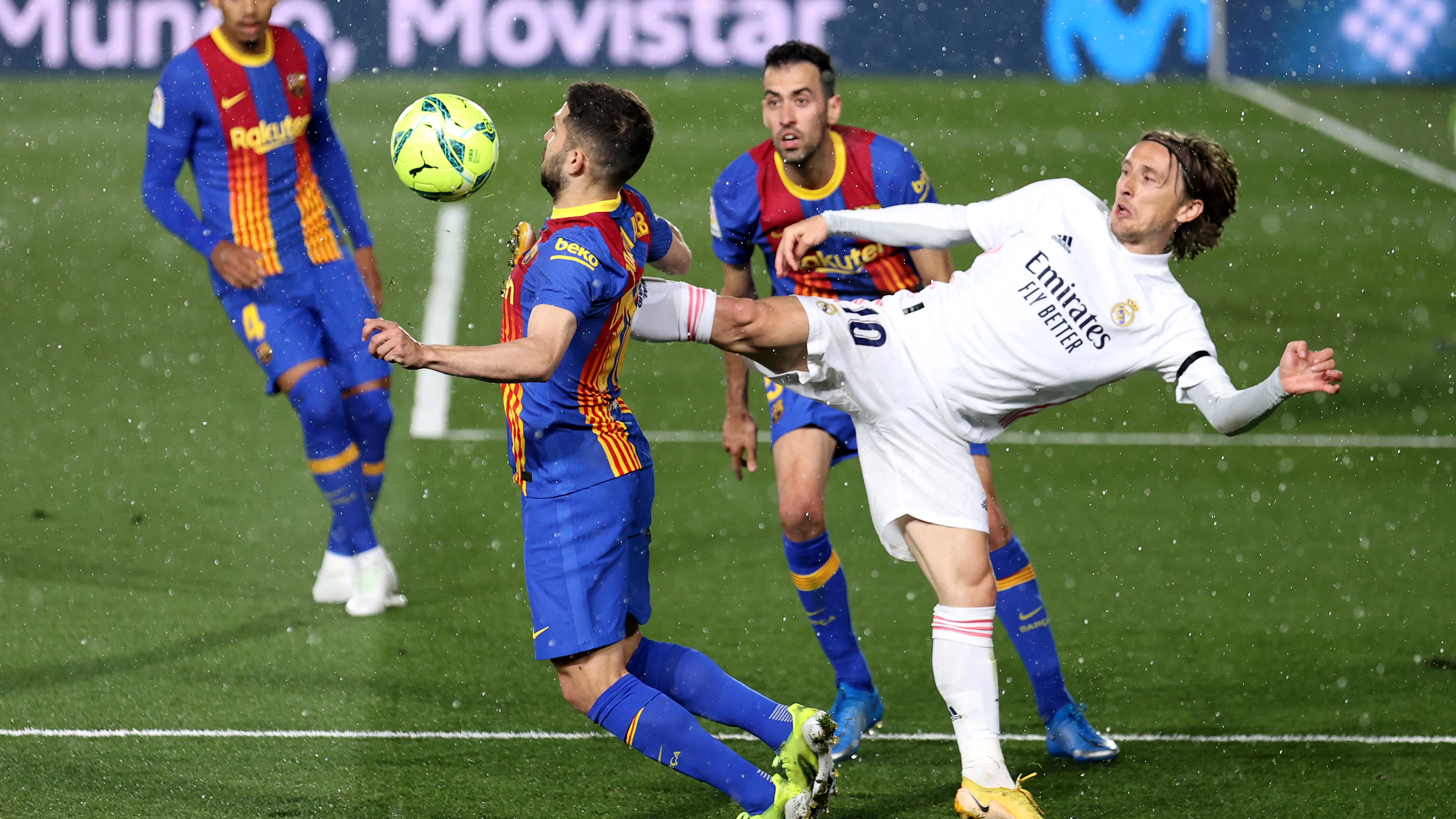 Jordi Alba y Luka Modric pujan por un balón durante el Clásico