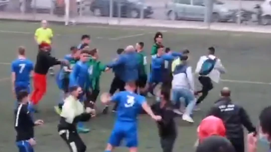 Brutal pelea en el Bon Pastor - UD Carmelo de la Tercera División catalana Brutal pelea en el Bon Pastor - UD Carmelo de la Tercera División catalana