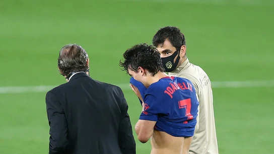 Joao Félix, desolado tras caer lesionado frente al Betis Joao Félix, desolado tras caer lesionado frente al Betis