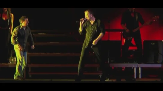 El "vegonzoso" momento de Miguel Bosé al dejar subir a Jordi Évole a cantar en el escenario del Palau Sant Jordi El "vegonzoso" momento de Miguel Bosé al dejar subir a Jordi Évole a cantar en el escenario del Palau Sant Jordi