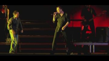 El "vegonzoso" momento de Miguel Bosé al dejar subir a Jordi Évole a cantar en el escenario del Palau Sant Jordi