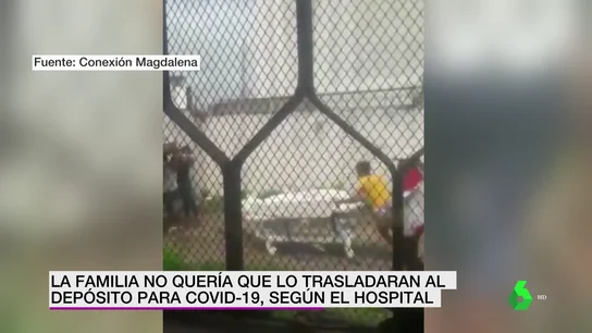 Familiares sacan a la fuerza el cadáver de un muerto por COVID-19 de un hospital y corren con él en una camilla Familiares sacan a la fuerza el cadáver de un muerto por COVID-19 de un hospital y corren con él en una camilla